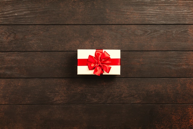 rectangular-white-and-red-gift-box-1303079