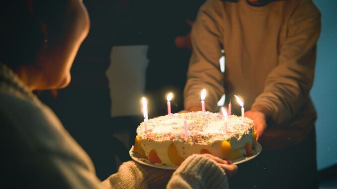 Person får en lagkage på sin fødselsdag